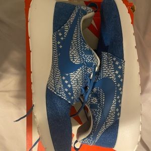 Women’s Nike Roche One Winter sz 8 blue and white